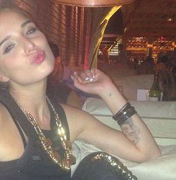 她饥渴的眼神,饥渴眼神中的渴望与追求